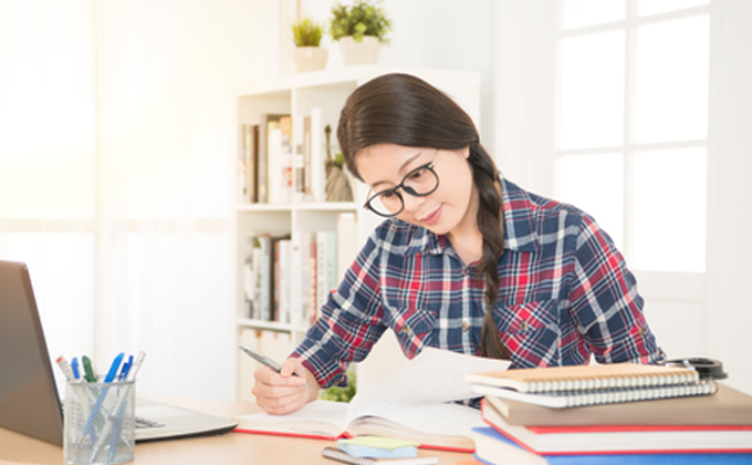 77187395_S Girl studying at desk