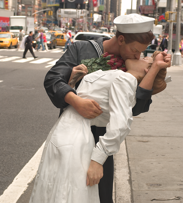 Seward Johnson Atelier Embracing Peace NY VJ Day