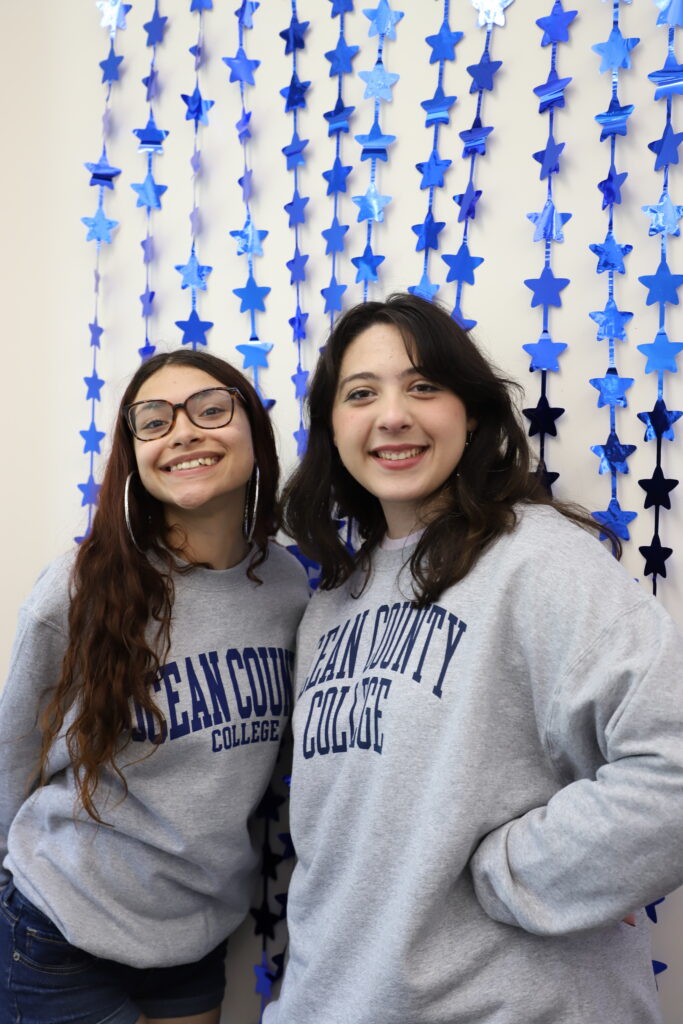 Two students at a Viking Influencers event